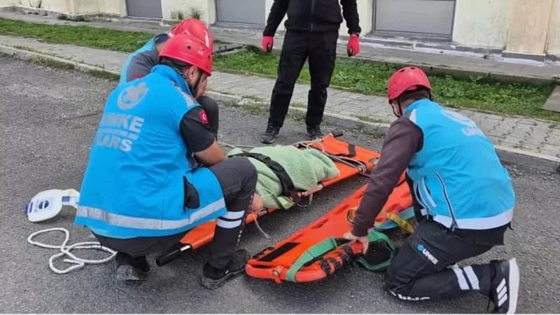 Kars Sarıkamış’ta 6.5 büyüklüğündeki deprem tatbikatında sağlık ve kurtarma ekipleri müdahale ediyor