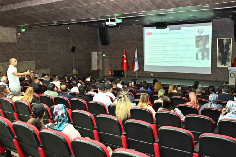 Kars Emniyet Müdürlüğü personeline görev ve sorumluluk eğitimi verilirken konferans salonundan görüntü