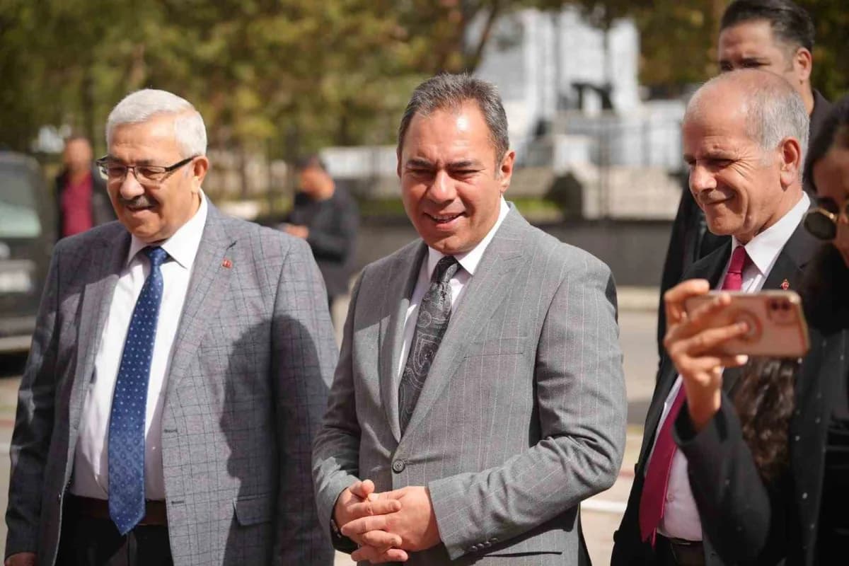 Kars Belediyesi İtfaiye Müdürlüğü tarafından düzenlenen İtfaiye Haftası etkinliğinde itfaiye araçları ve ekipmanları çoc