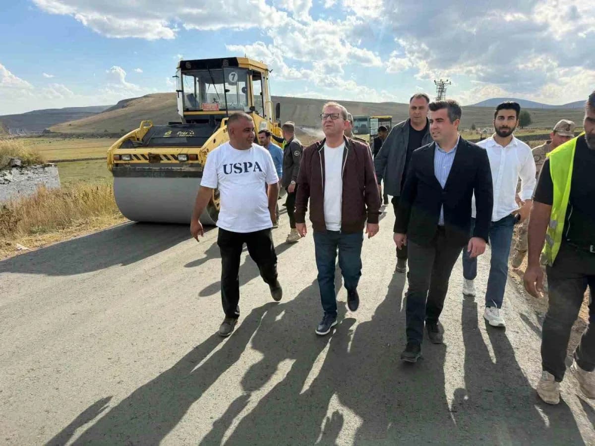 Vali Polat köy yollarını inceledi, çocuklar yalnız bırakmadı(Kars-iha)