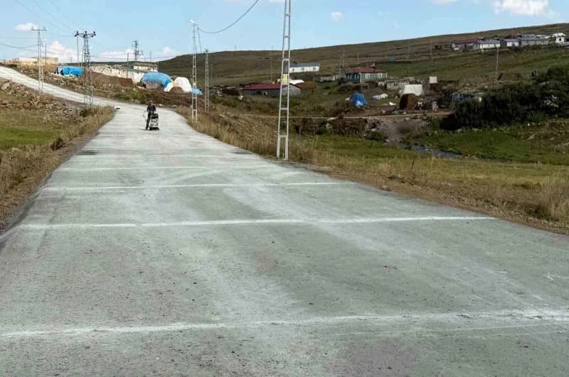 Vali Polat köy yollarını inceledi, çocuklar yalnız bırakmadı(Kars-iha)