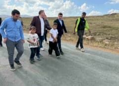 Kars Valisi Ziya Polat Susuz ilçesinde köy yollarını incelerken çocuklarla sohbet ediyor