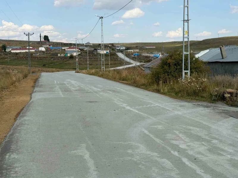 Vali Polat köy yollarını inceledi, çocuklar yalnız bırakmadı(Kars-iha)