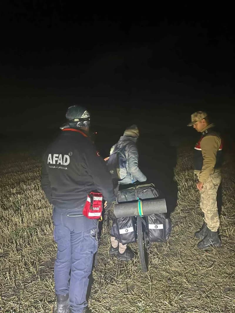 Kars’ta mahsur kalan 2 yabancı turist ekiplerin nefes kesen operasyonuyla kurtarıldı