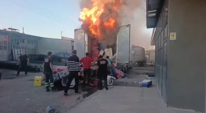 Kars Sanayi Sitesi’nde park halindeki nakliye kamyonunda çıkan yangın itfaiye ekipleri tarafından söndürülüyor