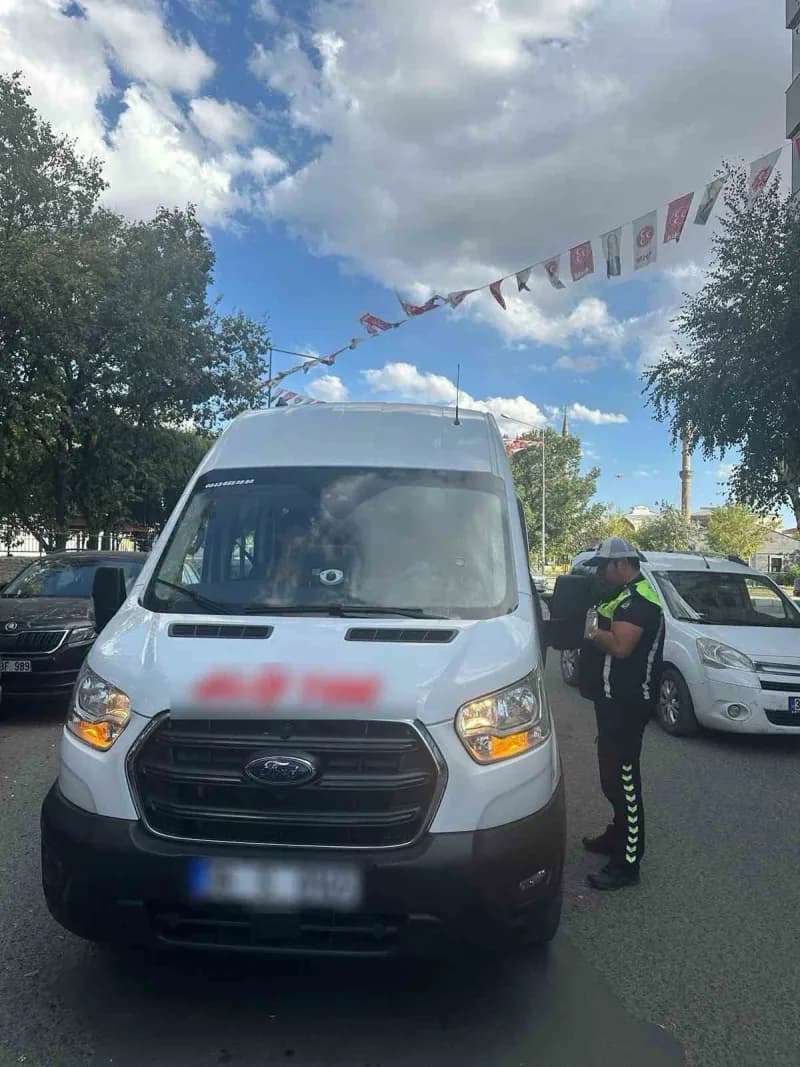 Kars’ta trafik ekipleri okul servis araçlarını denetlerken öğrencilerin güvenliği için kontroller yapıyor