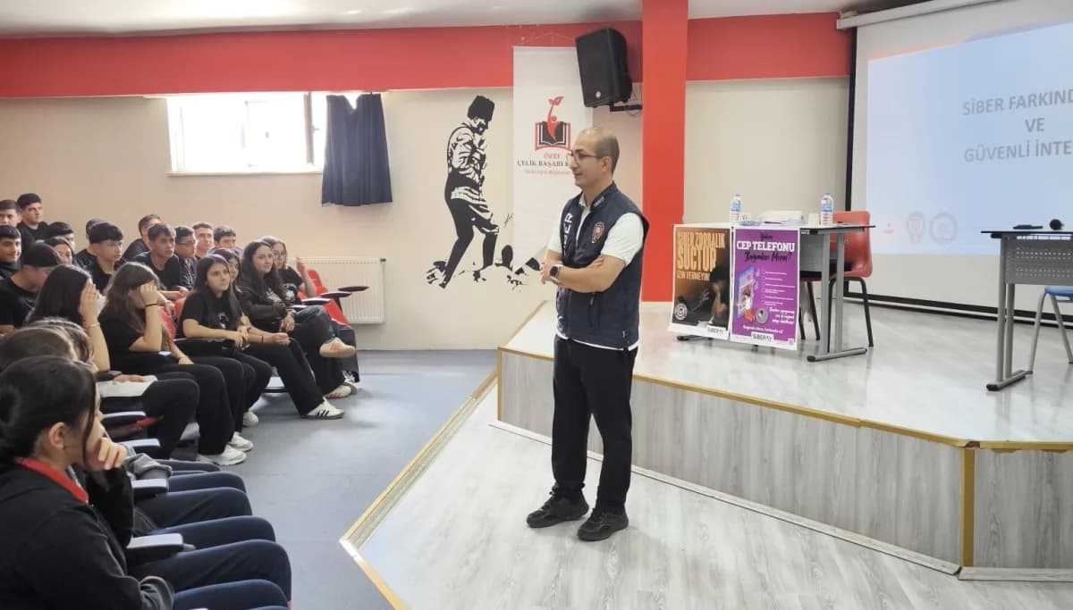 Kars'ta Çelik Başarı Koleji öğrencilerine verilen siber güvenlik farkındalık eğitimi
