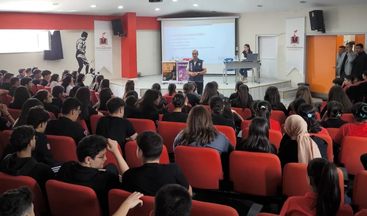 Kars’ta 120 öğrenciye Siber güvenlik eğitimi(Kars-iha)