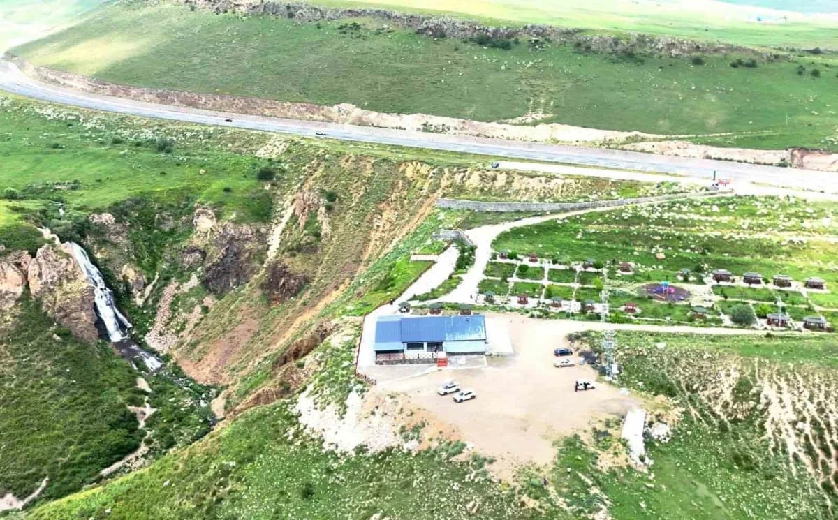 Kars Susuz Şelalesi mesire alanında piknik yapan vatandaşlar ve Vali Ziya Polat