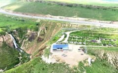 Kars Susuz Şelalesi mesire alanında piknik yapan vatandaşlar ve Vali Ziya Polat