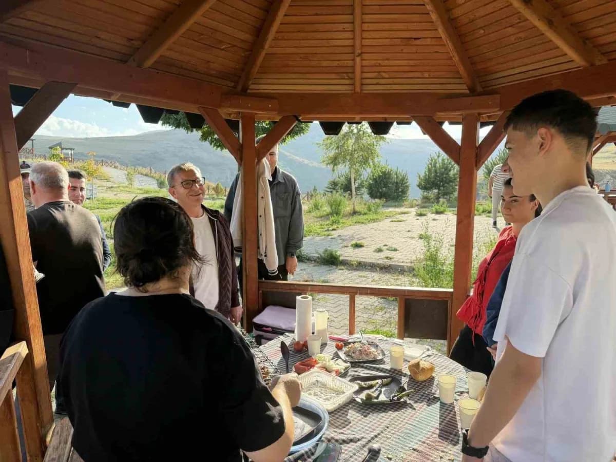 Vali Polat, Susuz Şelalesi’nde vatandaşlarla bir araya geldi(Kars-iha)