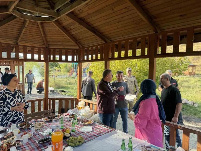 Vali Polat, Susuz Şelalesi’nde vatandaşlarla bir araya geldi(Kars-iha)