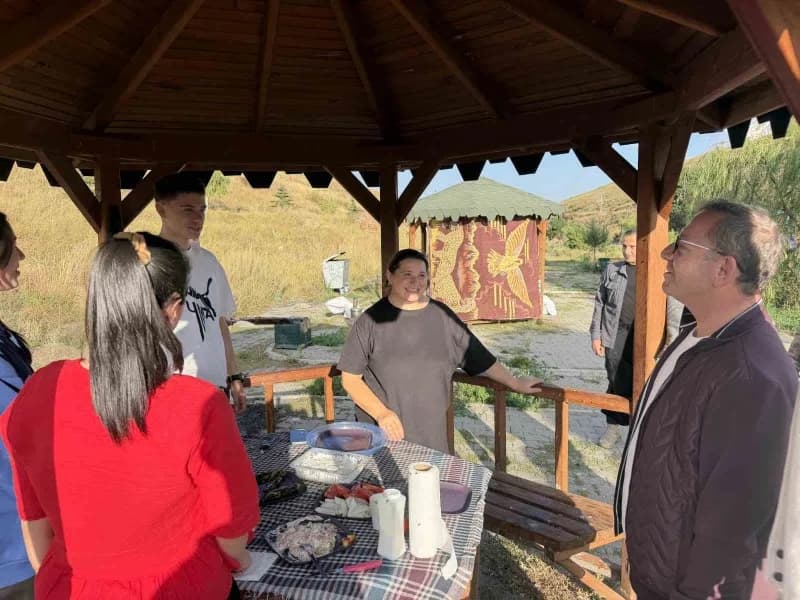 Vali Polat, Susuz Şelalesi’nde vatandaşlarla bir araya geldi(Kars-iha)