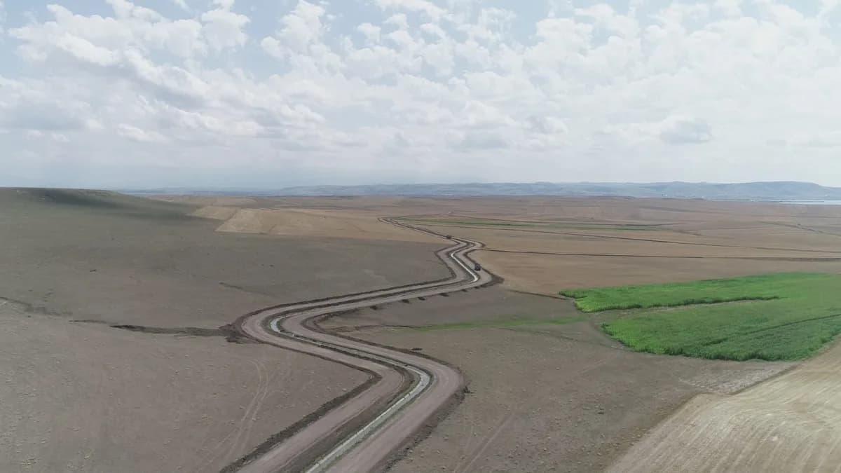 Kars Akyaka Ovası’nda tarım arazilerinde arazi toplulaştırma ve tarla içi geliştirme çalışmaları devam ediyor