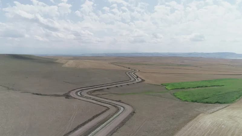 Kars Akyaka Ovası’nda tarım arazilerinde arazi toplulaştırma ve tarla içi geliştirme çalışmaları devam ediyor