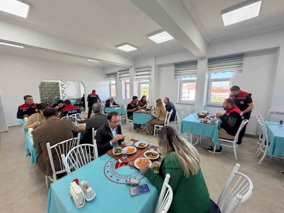 Vali Polat, Tarım ve Orman Müdürlüğü’nde çalışmaları değerlendirdi(Kars-iha)