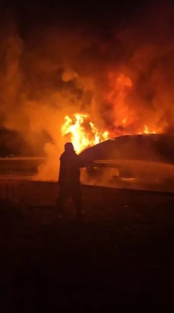 Kars’ta seyir halindeki tır alev alev yandı: şoför son anda kurtuldu(turgut kaya/Kars-iha)