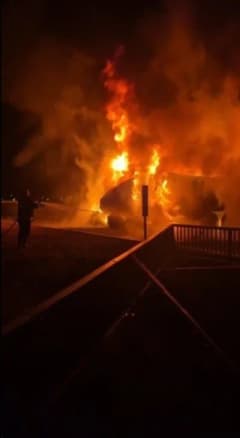 Kars Çevreyolu Sebze Hali mevkisinde seyir halindeki tırın motor kısmından çıkan yangına müdahale eden itfaiye ekipleri