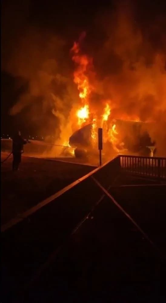 Kars Çevreyolu Sebze Hali mevkisinde seyir halindeki tırın motor kısmından çıkan yangına müdahale eden itfaiye ekipleri