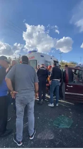 Kars'ta hafif ticari araç ile otomobilin çarpışması sonucu meydana gelen trafik kazasında 2 kişi yaralandı.