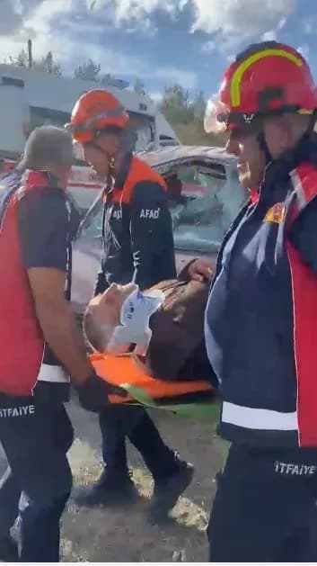 Kars-Çakmak köyü yolunda hafif ticari araç ve otomobilin çarpışması sonucu meydana gelen trafik kazasında itfaiye ve AFA