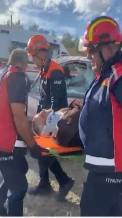 Kars-Çakmak köyü yolunda hafif ticari araç ve otomobilin çarpışması sonucu meydana gelen trafik kazasında itfaiye ve AFA