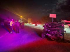 Kars-Ardahan kara yolunda iki otomobilin karıştığı trafik kazasında hasar gören araçlar