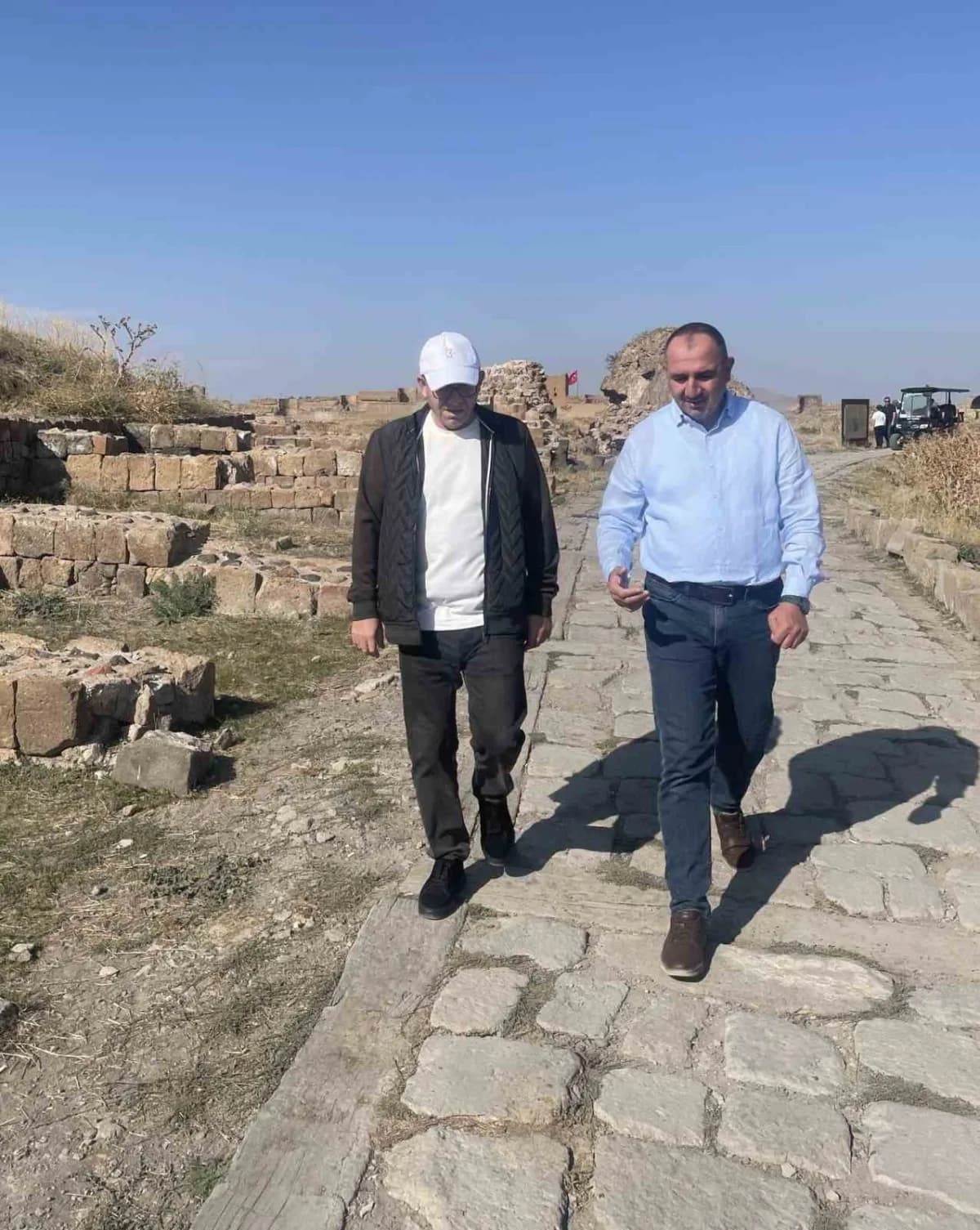 Kars Valisi Ziya Polat, Ani Örenyeri’nde arkeolojik kazı ve restorasyon çalışmalarını inceliyor