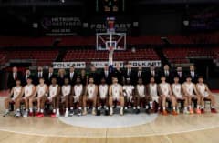 Karşıyaka Basketbol takımı oyuncuları ve yönetimi saha kenarında toplantı yaparken