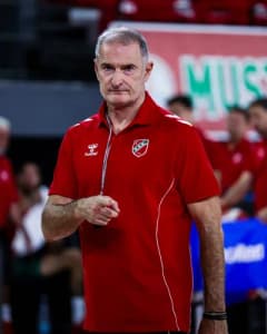Karşıyaka Basketbol takımı oyuncuları maç sırasında mücadele ediyor