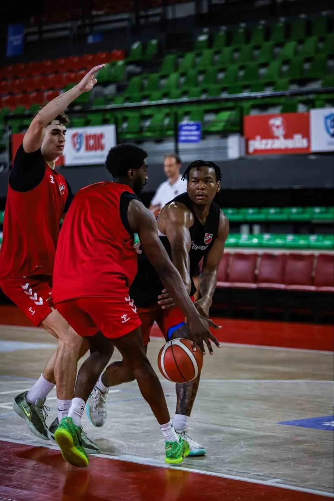 Karşıyaka, Basketbol Süper Ligi’nin ilk haftasında deplasmanda karşılaştığı Türk Telekom’a 73-72 mağlup olarak sezona ye