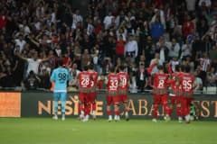 Karşıyaka futbol takımı oyuncuları maç öncesi ısınma hareketleri yapıyor