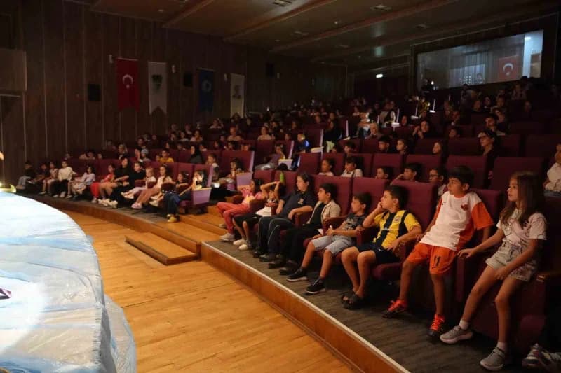 Kartal Belediyesi, Yaz tatilinin ardından okullarına ve kreşlerine dönen çocuklar için hafta sonu ücretsiz tiyatro oyunl