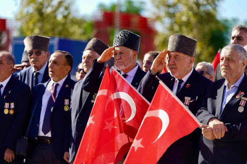 Kartal’da 19 Eylül Gaziler Günü dolayısıyla düzenlenen anma programında Gaziler, şehit yakınları ve İlçe protokolü bir a