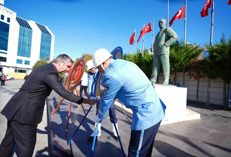 Kartal’da 19 Eylül Gaziler Günü dolayısıyla düzenlenen anma programında Gaziler, şehit yakınları ve İlçe protokolü bir a