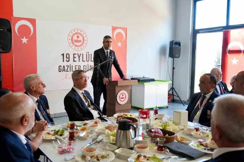 Kartal’da 19 Eylül Gaziler Günü dolayısıyla düzenlenen anma programında Gaziler, şehit yakınları ve İlçe protokolü bir a