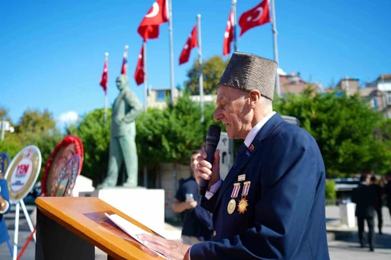 Kartal’da 19 Eylül Gaziler Günü dolayısıyla düzenlenen anma programında Gaziler, şehit yakınları ve İlçe protokolü bir a