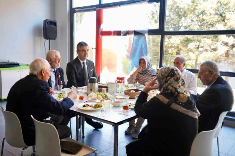 Kartal’da 19 Eylül Gaziler Günü dolayısıyla düzenlenen anma programında Gaziler, şehit yakınları ve İlçe protokolü bir a