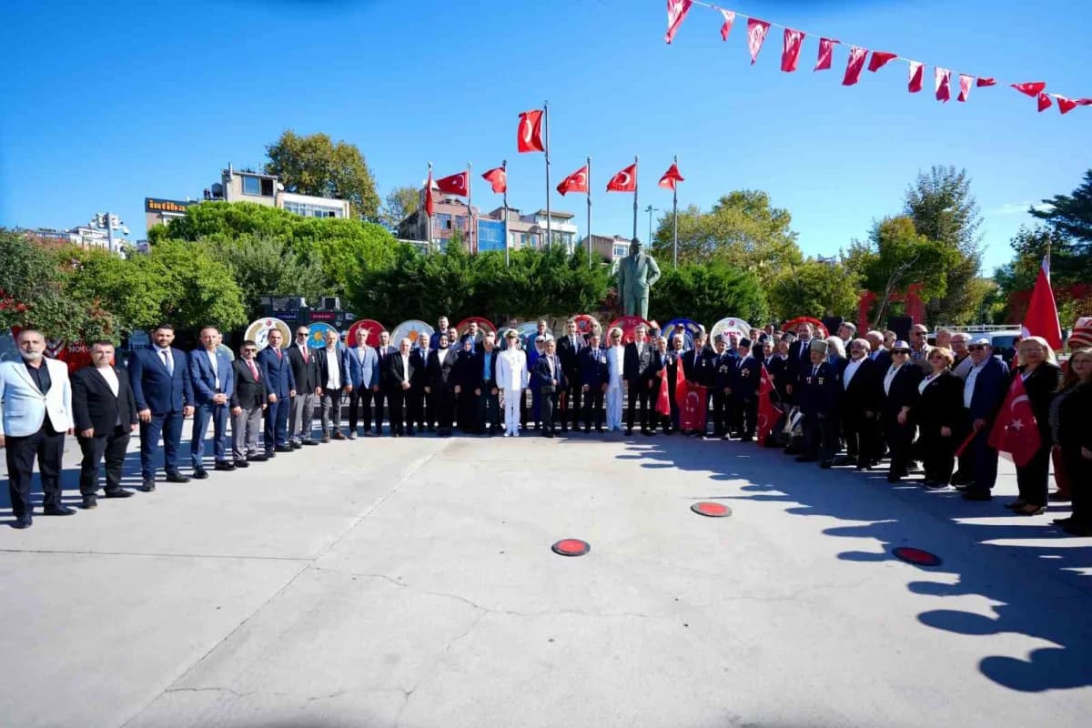 Kartal’da 19 Eylül Gaziler Günü dolayısıyla düzenlenen anma programında Gaziler, şehit yakınları ve İlçe protokolü bir a