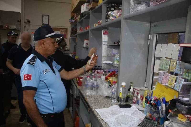 Kartal Belediyesi Zabıta Müdürlüğü ekiplerince okulların açılmasıyla birlikte öğrencilerin güvenli ve sağlıklı gıdaya er