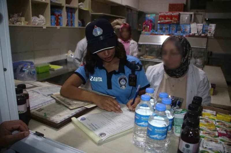 Kartal Belediyesi Zabıta Müdürlüğü ekiplerince okulların açılmasıyla birlikte öğrencilerin güvenli ve sağlıklı gıdaya er
