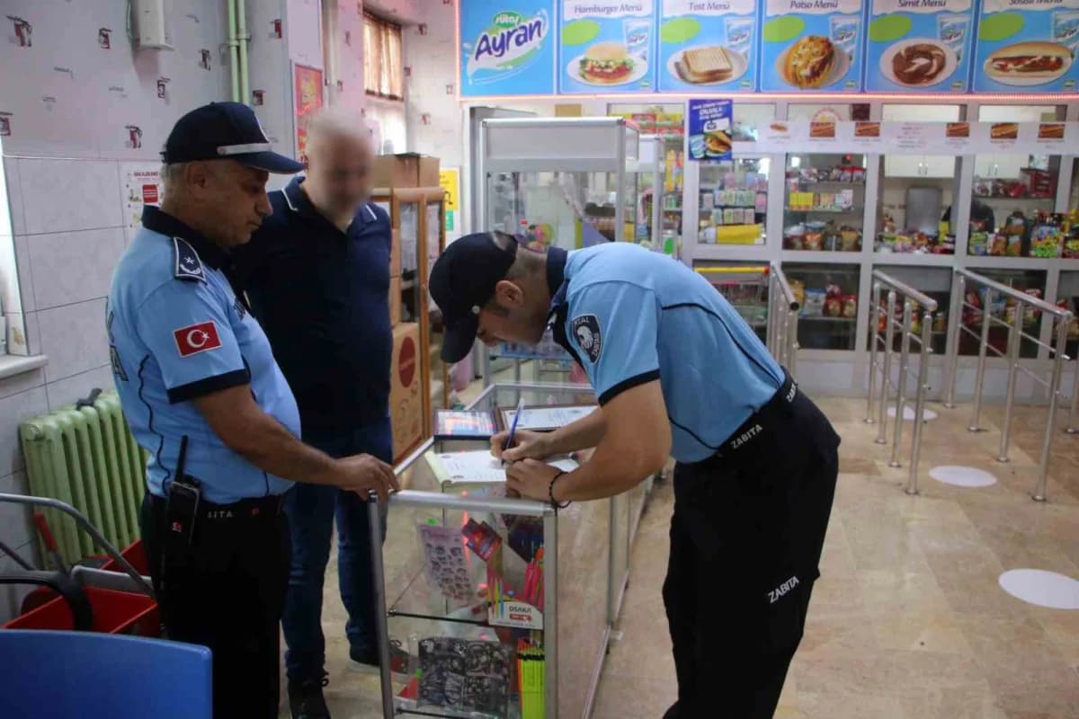 Kartal’da okul kantinlerinde zabıta ekiplerinin hijyen ve çalışma şartlarını denetlemesi