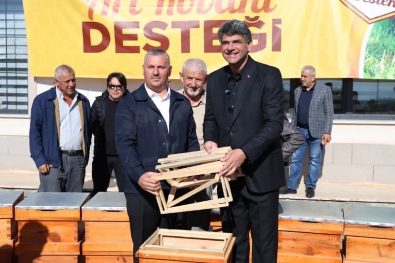 Kartepe’de 125 arıcıya toplam 250 takım arı kovanı desteği sağlandı. Üreticilere teslim edilen kovanlarla ilçede arıcılı