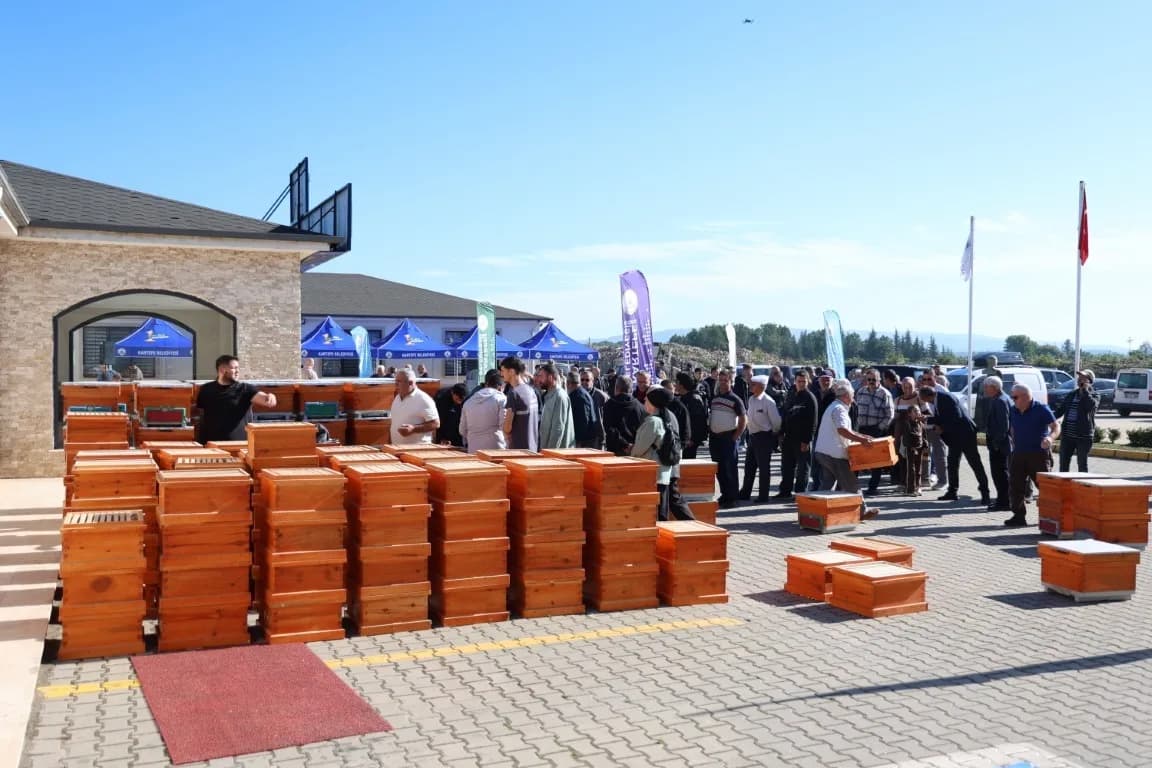 Kartepe’de 125 arıcıya toplam 250 takım arı kovanı desteği sağlandı. Üreticilere teslim edilen kovanlarla ilçede arıcılı