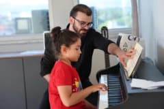 Kartepe Genç Akademi’de gençlerin eğitim ve sanat atölyelerine katıldığı bir sınıf ortamı