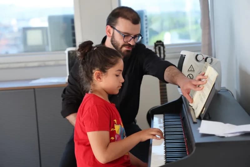 Kartepe Genç Akademi’de gençlerin eğitim ve sanat atölyelerine katıldığı bir sınıf ortamı