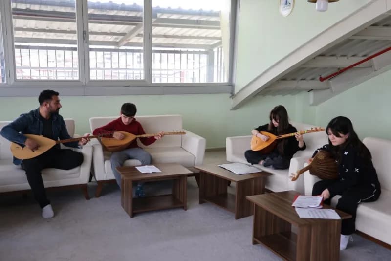 Kartepe’de gençlere yönelik eğitim, sanat ve kişisel gelişim programlarının yer aldığı Genç Akademi’de yeni dönem kayıtl