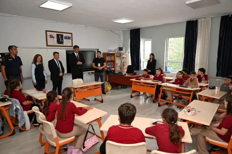 Kartepe Derbent Ata İlkokulu'nda düzenlenen "Köyümüzde Şenlik Var" bilim şenliği renkli görüntülere sahne oldu. Etkinliğ