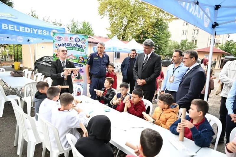 Kartepe Derbent Ata İlkokulu'nda düzenlenen "Köyümüzde Şenlik Var" bilim şenliği renkli görüntülere sahne oldu. Etkinliğ