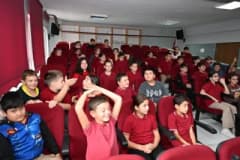 Kartepe Derbent Ata İlkokulu'nda düzenlenen bilim şenliğinde öğrenciler ve Belediye Başkanı Mustafa Kocaman etkinlikte y